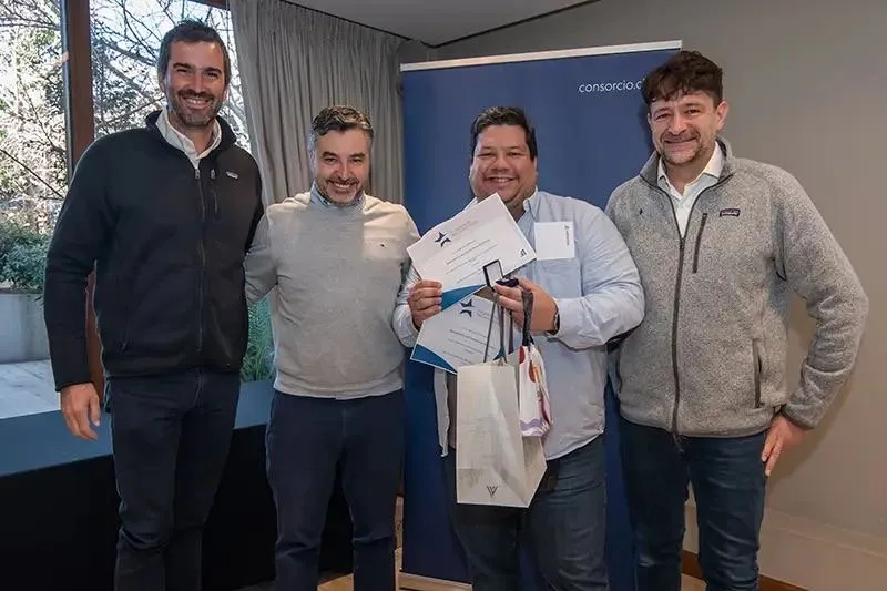 Rhendell recibe su reconocimiento en la premiación del Programa de Reconocimiento Consorcio