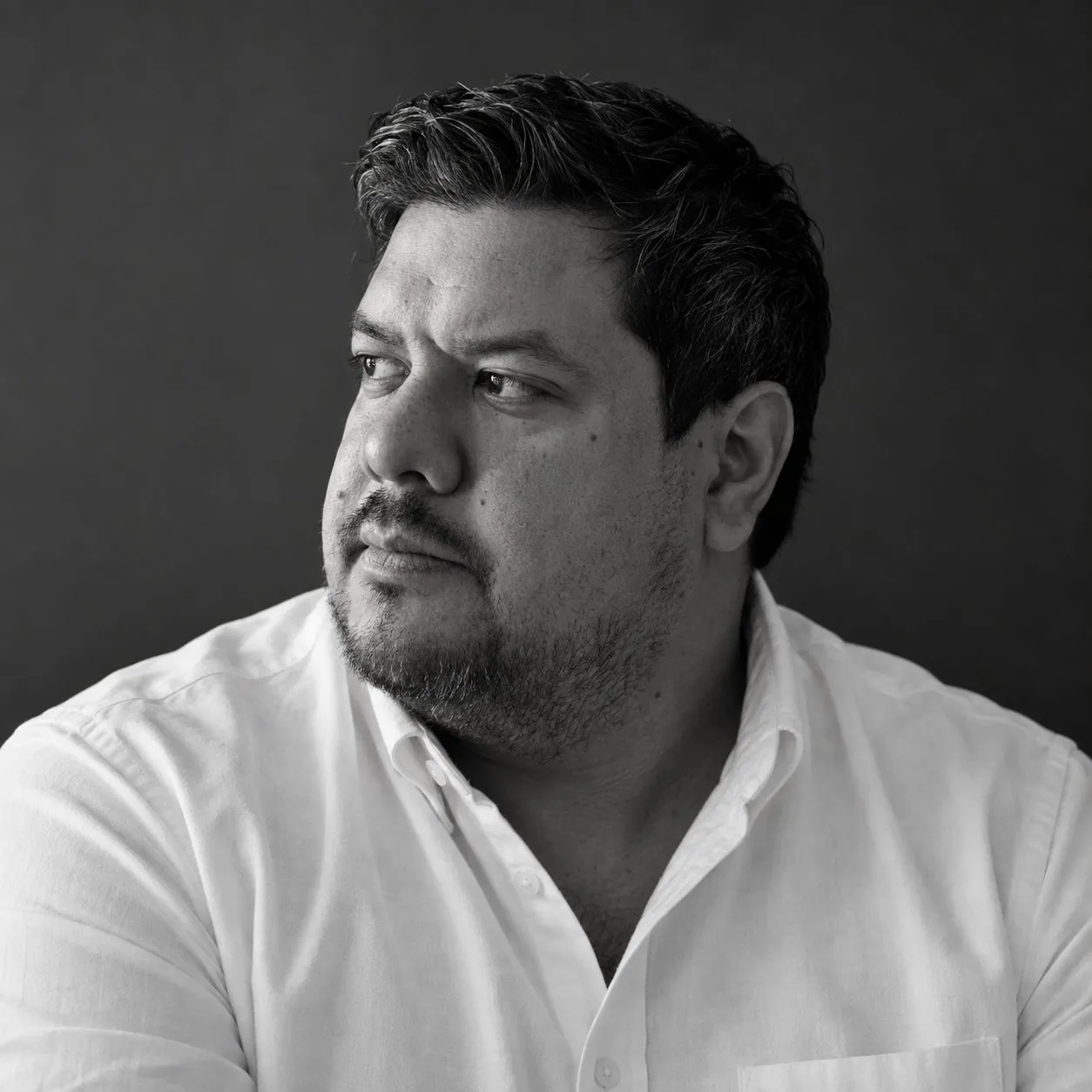 Retrato en blanco y negro de Rhendell Zambrano