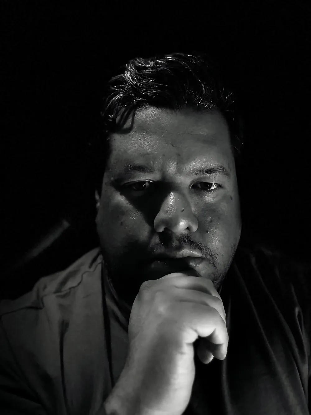 Retrato en blanco y negro de Rhendell Zambrano